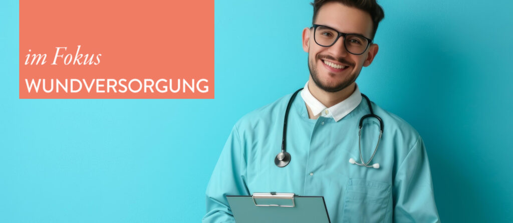 Ein junger, freundlich lächelnder Arzt mit einem Klemmbrett in der Hand. Links der Schriftzug "Im Fokus Wundversorgung"