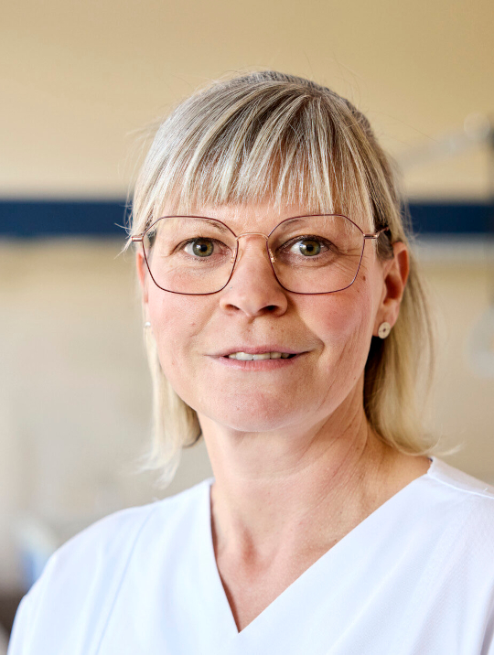 Porträt einer blonden Frau mit Brille